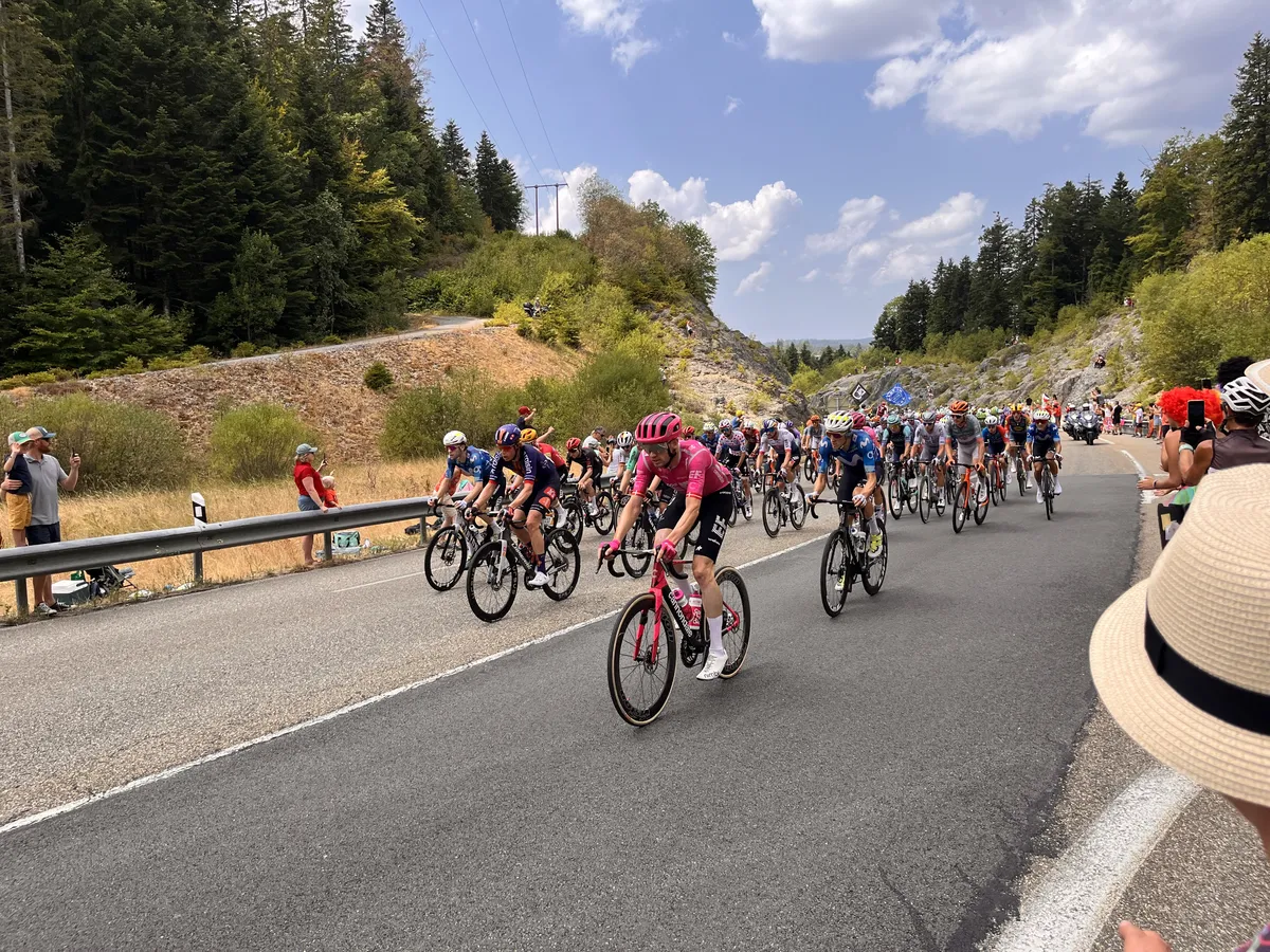 Mooie Mario ziet het peloton op zich afkomen