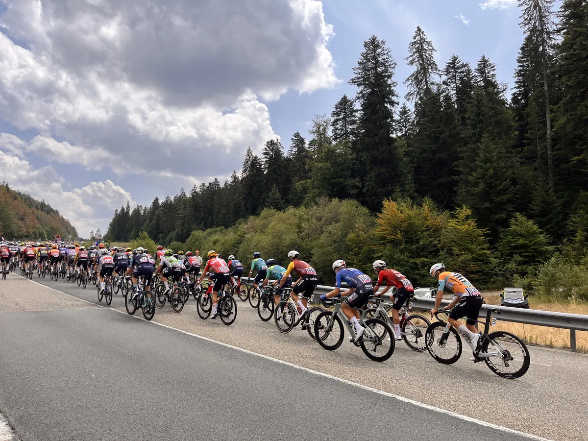 Na 8 seconden ziet Mario het peloton weer aan de horizon verdwijnen