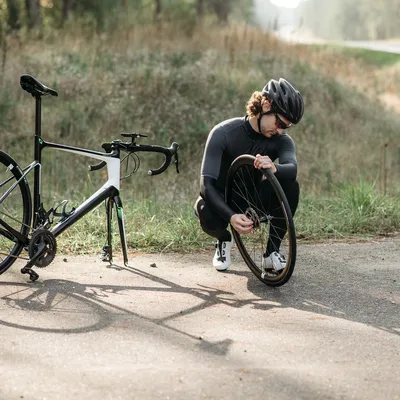 De Dorstige Grolsch Baron sleutelt nog even aan de fiets van Niels de Kenner.